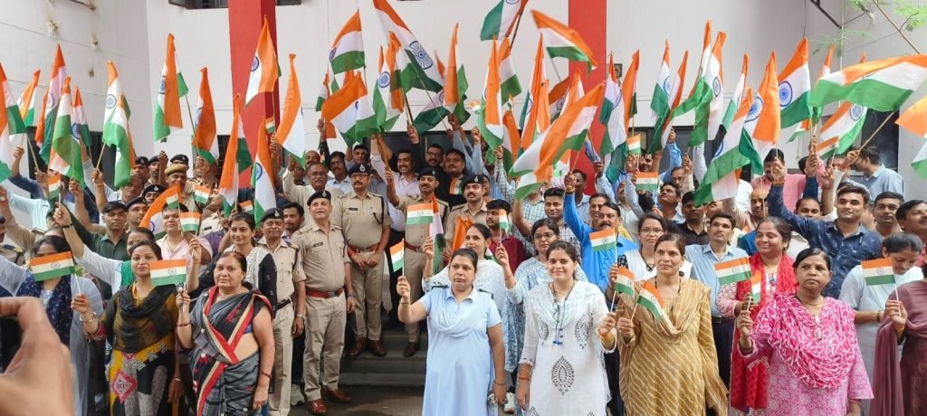 ‘‘हर घर तिरंगा’’ तथा ‘‘आजादी के रंग खाकी के संग’’ अभियान के तहत पुलिस ने थानों तथा कार्यालयों में लहराया तिरंगा 5 ‘‘हर घर तिरंगा’’ तथा ‘‘आजादी के रंग खाकी के संग’’ अभियान के तहत पुलिस ने थानों तथा कार्यालयों में लहराया तिरंगा | New India Times