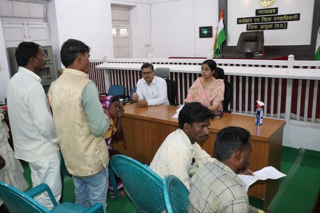 कलेक्टर द्वारा जनसुनवाई में प्राप्त आवेदनों के तत्काल निराकरण के दिए निर्देश | New India Times