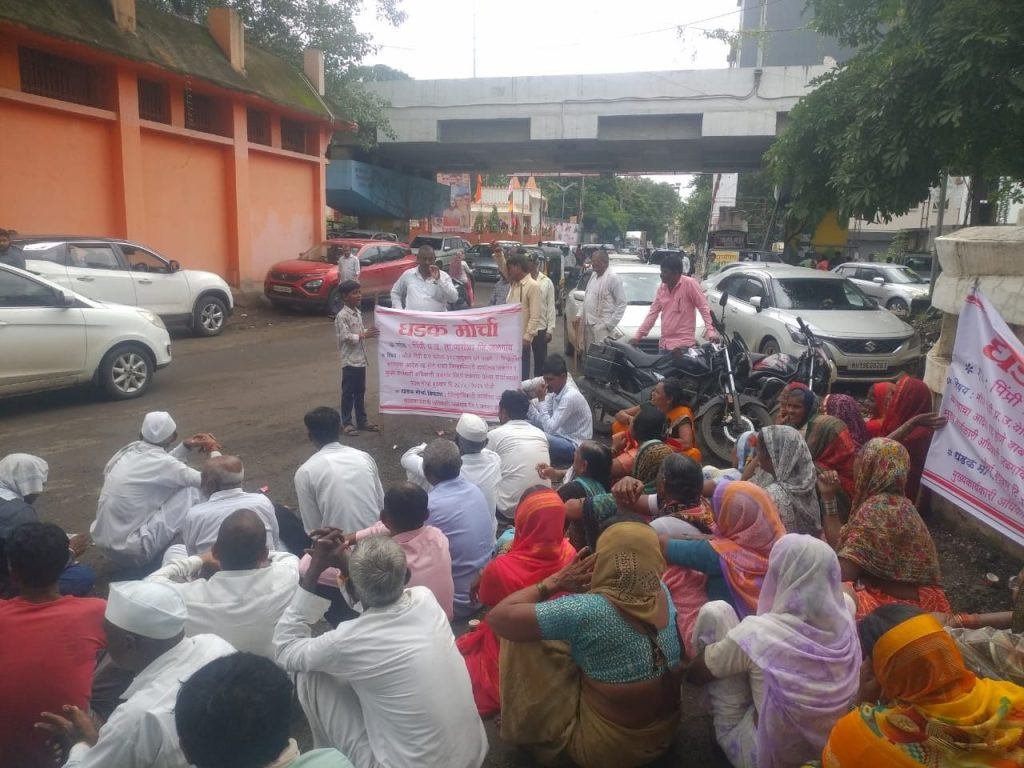 अतिक्रमण के नाम पर प्रशासन का आक्रमण, तीन महीने बाद पहली फौजदारी दायर, सड़क पर उतरे 308 परिवार | New India Times