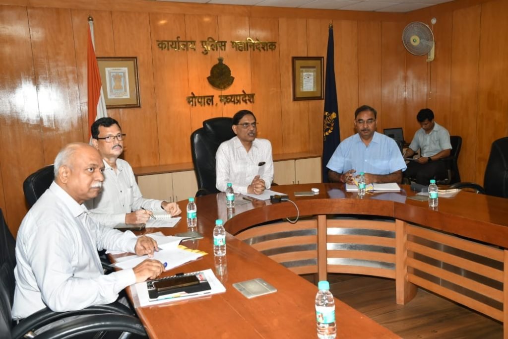 मध्यप्रदेश में त्यौहारों पर शांति एवं कानून व्यवस्था बनाए रखने के लिए पुलिस महानिदेशक ने वीडियो कॉन्फ्रेंसिंग के माध्यम से पुलिस अधिकारियों की ली बैठक 2 मध्यप्रदेश में त्यौहारों पर शांति एवं कानून व्यवस्था बनाए रखने के लिए पुलिस महानिदेशक ने वीडियो कॉन्फ्रेंसिंग के माध्यम से पुलिस अधिकारियों की ली बैठक | New India Times