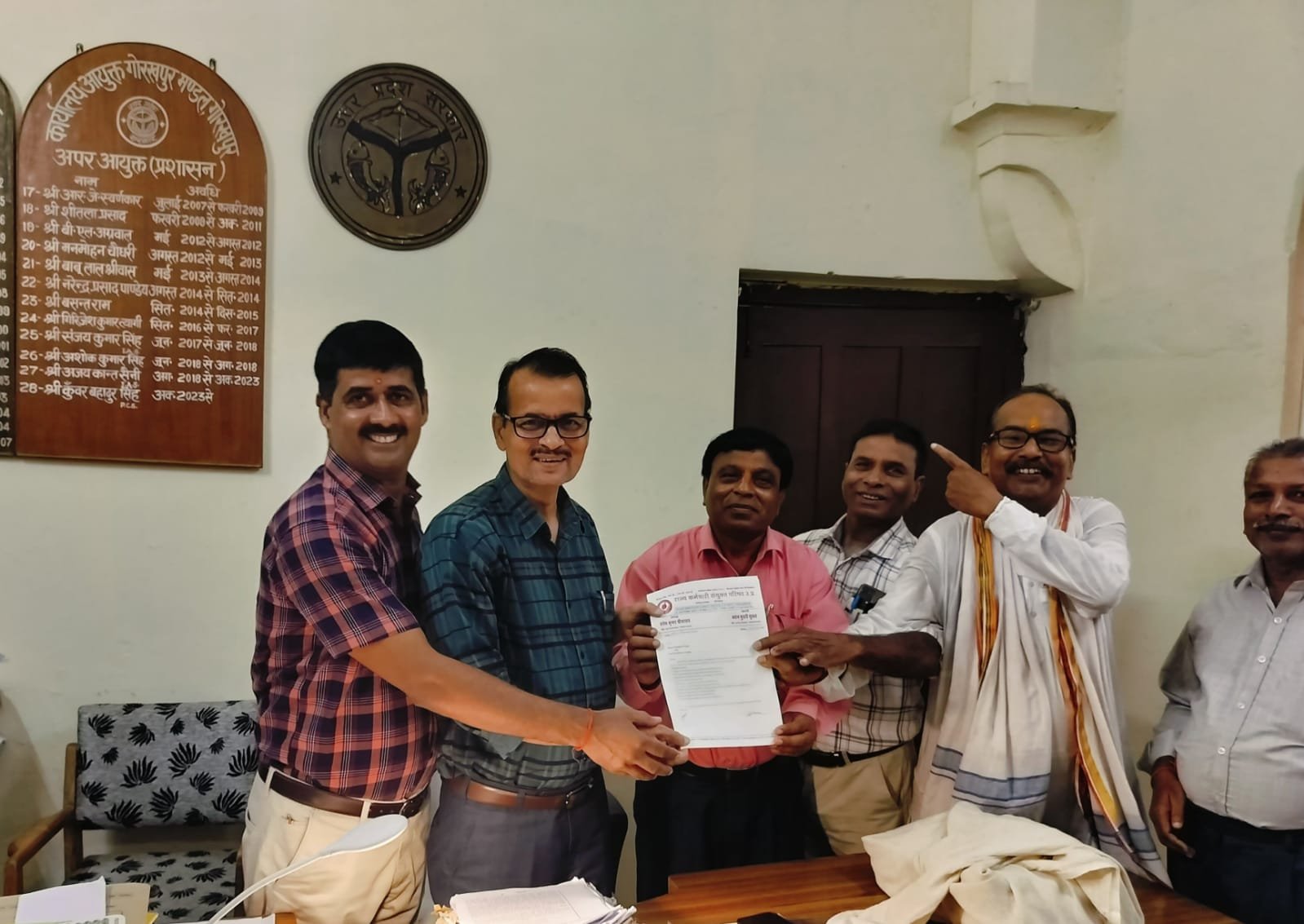 मंडलायुक्त को दिया गया प्रधानमंत्री/मुख्यमंत्री को संबोधित ज्ञापन 1 मंडलायुक्त को दिया गया प्रधानमंत्री/मुख्यमंत्री को संबोधित ज्ञापन | New India Times