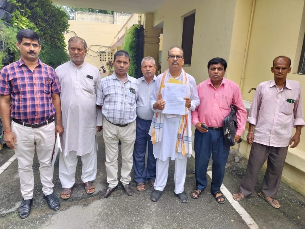 मंडलायुक्त को दिया गया प्रधानमंत्री/मुख्यमंत्री को संबोधित ज्ञापन 2 मंडलायुक्त को दिया गया प्रधानमंत्री/मुख्यमंत्री को संबोधित ज्ञापन | New India Times