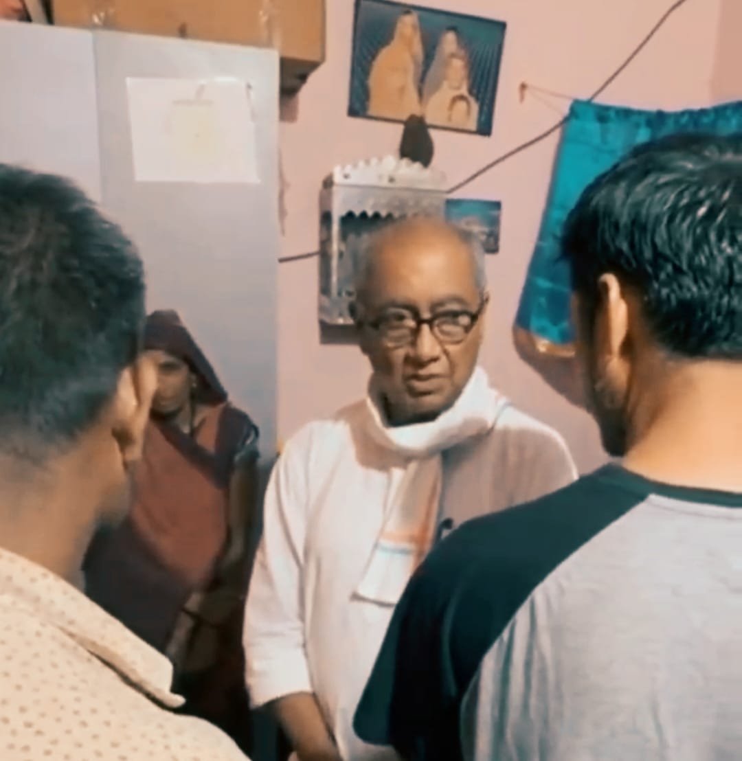 मक़तूल मासूम बच्ची सृष्टि के परिवार वालों से मिले पूर्व मुख्यमंत्री दिग्विजय सिंह 1 मक़तूल मासूम बच्ची सृष्टि के परिवार वालों से मिले पूर्व मुख्यमंत्री दिग्विजय सिंह | New India Times