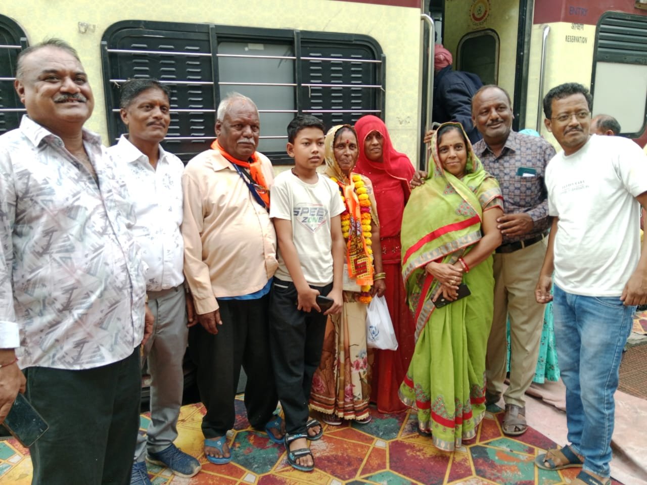 मथुरा वृन्दावन के लिए मेघनगर रेलवे स्टेशन से स्पेशल ट्रेन से झाबुआ जिले के लिए 200 यात्री दर्शन के लिए हुए रवाना, अ,ज,जा, मोर्चा के प्रदेश अध्यक्ष कलसिंह भाबोर ने सभी यात्रियों का किया स्वागत 1 मथुरा वृन्दावन के लिए मेघनगर रेलवे स्टेशन से स्पेशल ट्रेन से झाबुआ जिले के लिए 200 यात्री दर्शन के लिए हुए रवाना, अ,ज,जा, मोर्चा के प्रदेश अध्यक्ष कलसिंह भाबोर ने सभी यात्रियों का किया स्वागत | New India Times