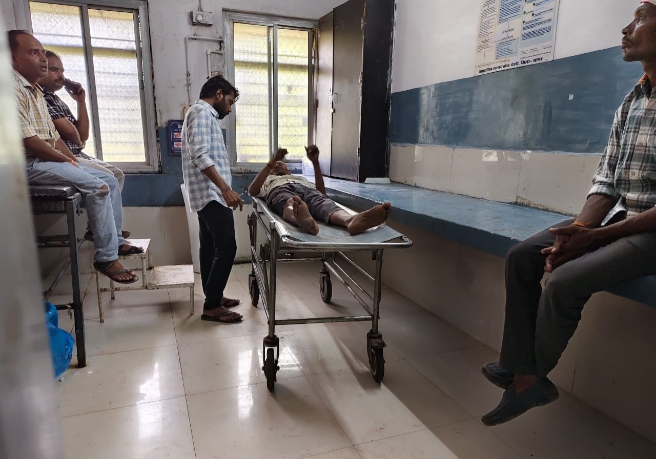 जनपद सदस्य के पति ने किसान एवं आदिवासियों पर चढ़ाई गाड़ी 1 जनपद सदस्य के पति ने किसान एवं आदिवासियों पर चढ़ाई गाड़ी | New India Times