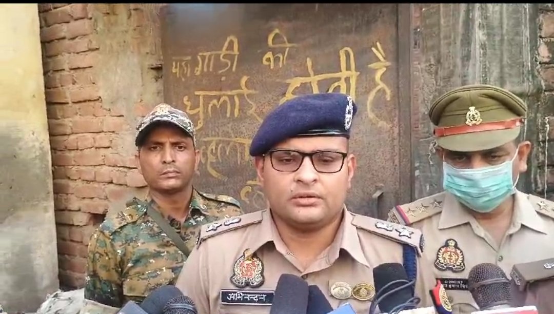 प्रतिबंधित मांस की सूचना पर पुलिस ने की कार्रवाई, कई लोगों को लिया हिरासत में 1 प्रतिबंधित मांस की सूचना पर पुलिस ने की कार्रवाई, कई लोगों को लिया हिरासत में | New India Times