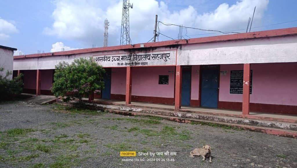 सहजपुर हायर सेकेंड्री स्कूल के शिक्षक-शिक्षिकाओं की कार्य प्रणाली पर ग्रामीणों ने उठाये सवाल, बच्चों को पढ़ाने के बजाए फ़ोन पर रहते हैं व्यस्त 2 सहजपुर हायर सेकेंड्री स्कूल के शिक्षक-शिक्षिकाओं की कार्य प्रणाली पर ग्रामीणों ने उठाये सवाल, बच्चों को पढ़ाने के बजाए फ़ोन पर रहते हैं व्यस्त | New India Times