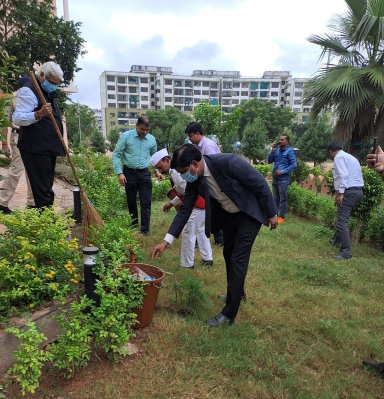 स्वच्छता ही सेवा पखवाड़े के अंतर्गत प्रधान जिला एवं सत्र न्यायाधीश की अगुवाई में न्यायालय परिसर में चलाया गया स्वच्छता अभियान 2 स्वच्छता ही सेवा पखवाड़े के अंतर्गत प्रधान जिला एवं सत्र न्यायाधीश की अगुवाई में न्यायालय परिसर में चलाया गया स्वच्छता अभियान | New India Times