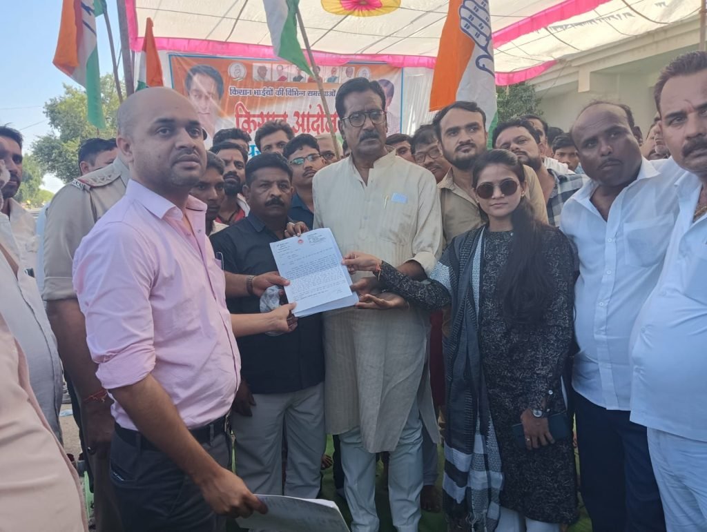 देवरी विधानसभा क्षेत्र के किसानों की समस्याओं को लेकर पूर्व मंत्री हर्ष यादव ने दिया धरना और राज्यपाल के नाम सौंपा ज्ञापन | New India Times