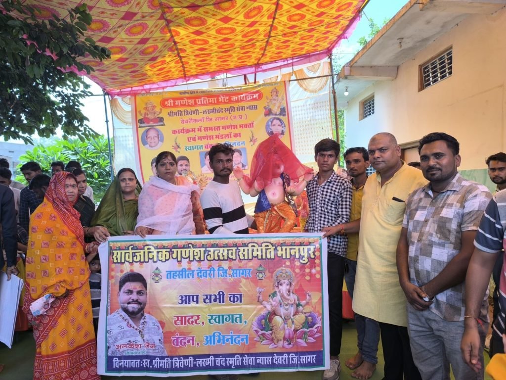 गणेश समितियों को 108 मिट्टी की प्रतिमाएं स्मृति सेवा न्यास समिती द्वारा की गई भेंट | New India Times