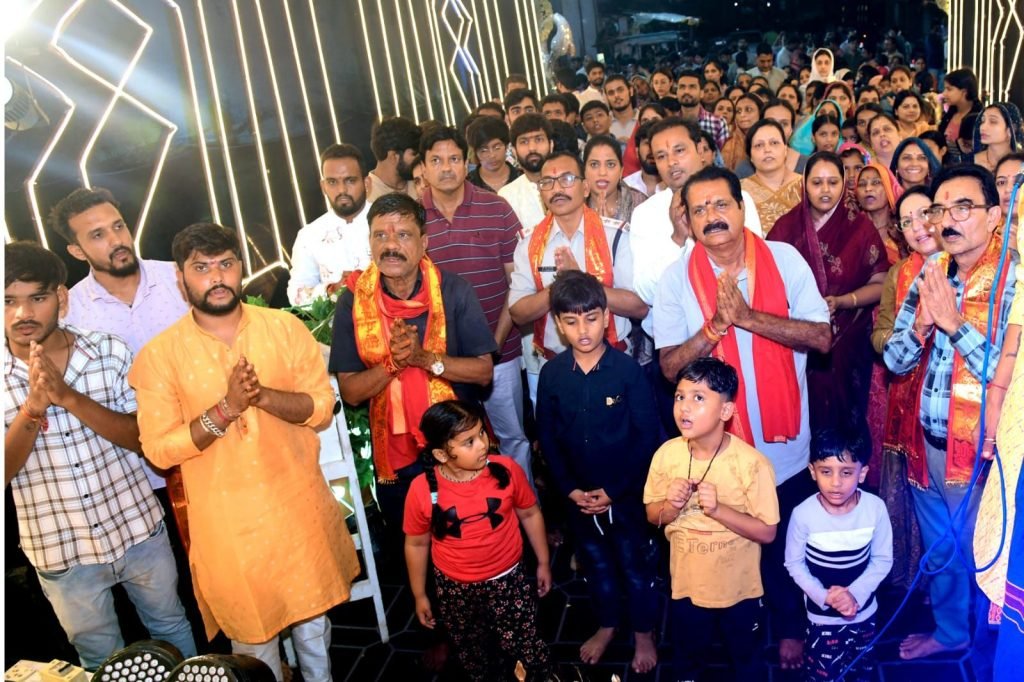 गोकुल धाम पहुंचे समाजसेवी सुरेश चंद्र जैन पप्पू भैया एवं अनुविभागीय अधिकारी मुकेश सोनी | New India Times