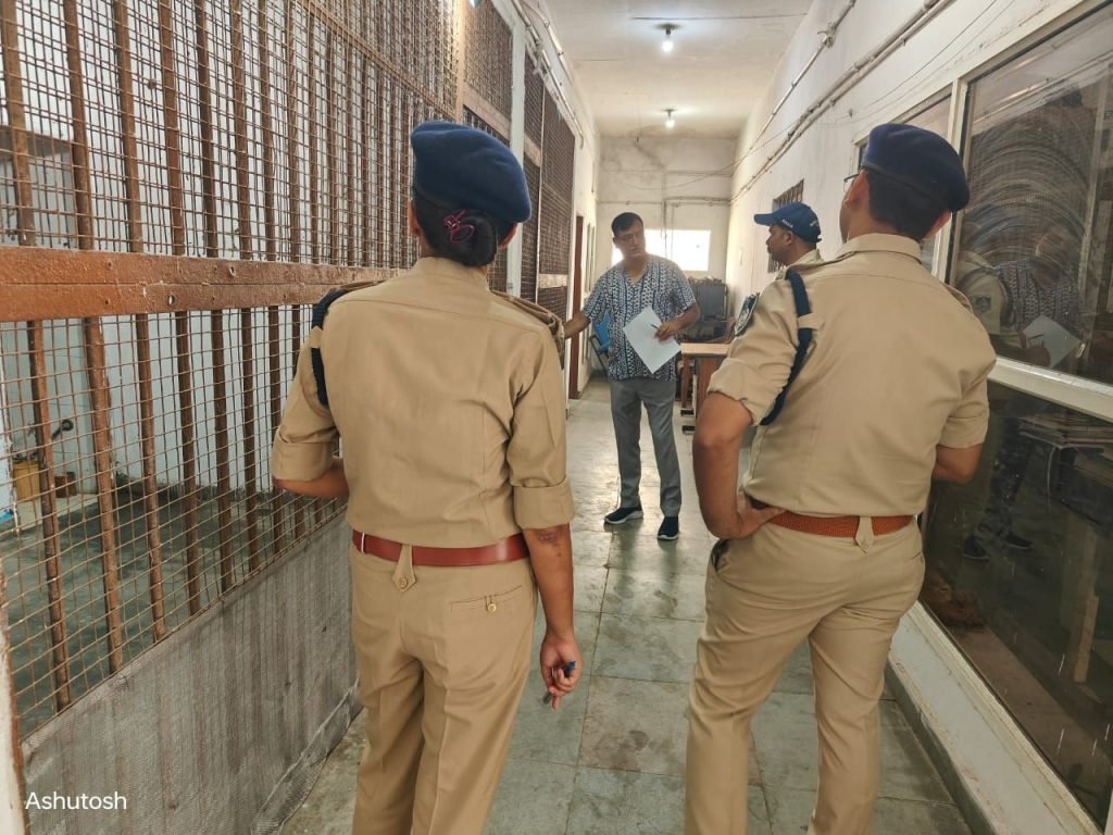 पुलिस अधीक्षक दतिया श्री वीरेंद्र कुमार मिश्रा द्वारा थाना चिरूला का किया गया औचक निरीक्षण 3 पुलिस अधीक्षक दतिया श्री वीरेंद्र कुमार मिश्रा द्वारा थाना चिरूला का किया गया औचक निरीक्षण | New India Times