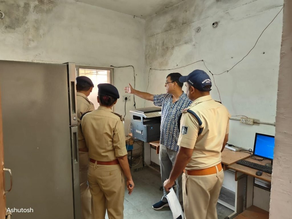 पुलिस अधीक्षक दतिया श्री वीरेंद्र कुमार मिश्रा द्वारा थाना चिरूला का किया गया औचक निरीक्षण 2 पुलिस अधीक्षक दतिया श्री वीरेंद्र कुमार मिश्रा द्वारा थाना चिरूला का किया गया औचक निरीक्षण | New India Times