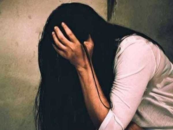 यौन शोषण की पीड़िता का इलाज के बहाने करवाया गर्भपात मामले में दरोगा पर आरोपियों की मदद का आरोप 2 यौन शोषण की पीड़िता का इलाज के बहाने करवाया गर्भपात मामले में दरोगा पर आरोपियों की मदद का आरोप | New India Times