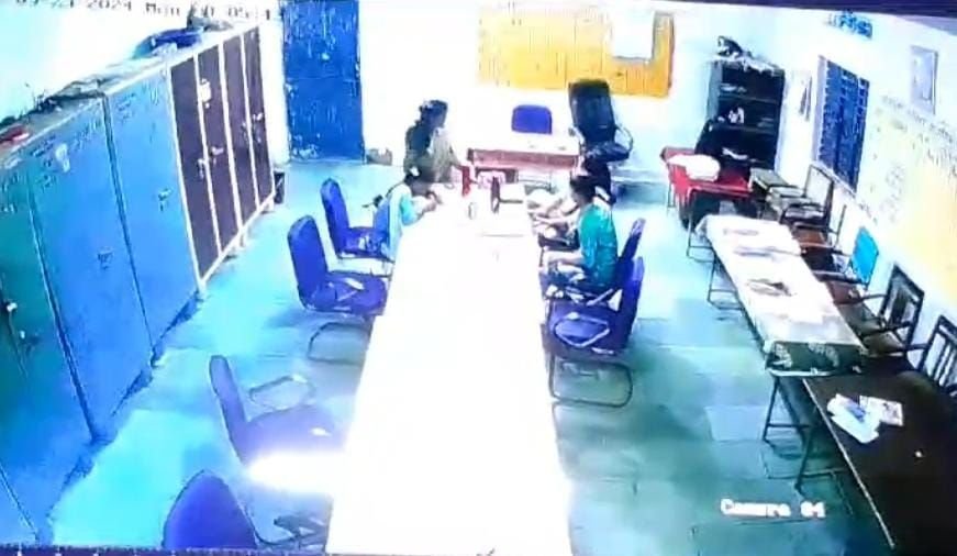 सहजपुर हायर सेकेंड्री स्कूल के शिक्षक-शिक्षिकाओं की कार्य प्रणाली पर ग्रामीणों ने उठाये सवाल, बच्चों को पढ़ाने के बजाए फ़ोन पर रहते हैं व्यस्त 3 सहजपुर हायर सेकेंड्री स्कूल के शिक्षक-शिक्षिकाओं की कार्य प्रणाली पर ग्रामीणों ने उठाये सवाल, बच्चों को पढ़ाने के बजाए फ़ोन पर रहते हैं व्यस्त | New India Times