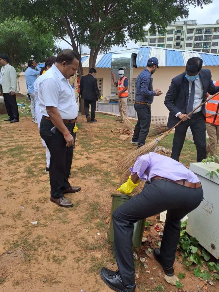 स्वच्छता ही सेवा पखवाड़े के अंतर्गत प्रधान जिला एवं सत्र न्यायाधीश की अगुवाई में न्यायालय परिसर में चलाया गया स्वच्छता अभियान 3 स्वच्छता ही सेवा पखवाड़े के अंतर्गत प्रधान जिला एवं सत्र न्यायाधीश की अगुवाई में न्यायालय परिसर में चलाया गया स्वच्छता अभियान | New India Times