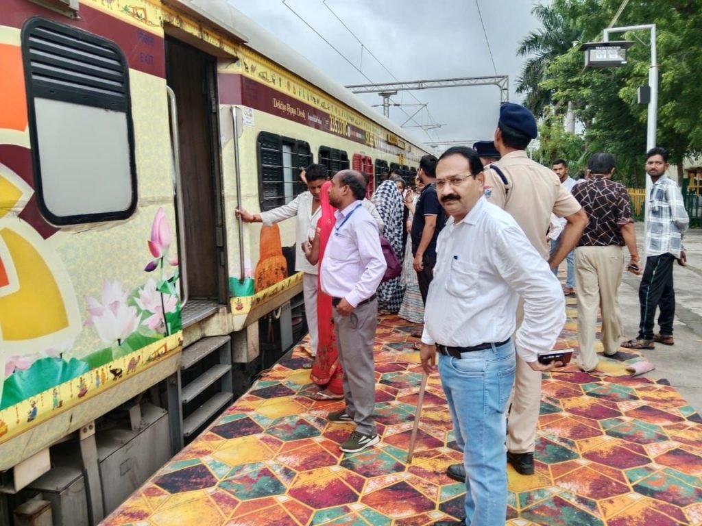 मथुरा वृन्दावन के लिए मेघनगर रेलवे स्टेशन से स्पेशल ट्रेन से झाबुआ जिले के लिए 200 यात्री दर्शन के लिए हुए रवाना, अ,ज,जा, मोर्चा के प्रदेश अध्यक्ष कलसिंह भाबोर ने सभी यात्रियों का किया स्वागत 2 मथुरा वृन्दावन के लिए मेघनगर रेलवे स्टेशन से स्पेशल ट्रेन से झाबुआ जिले के लिए 200 यात्री दर्शन के लिए हुए रवाना, अ,ज,जा, मोर्चा के प्रदेश अध्यक्ष कलसिंह भाबोर ने सभी यात्रियों का किया स्वागत | New India Times