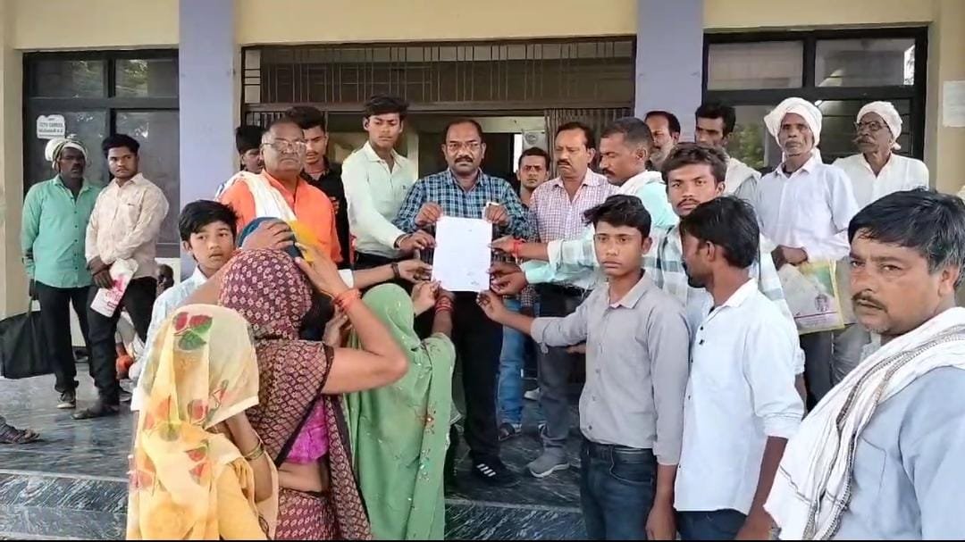 महाराजपुर भाजपा मंडल उपाध्यक्ष ने गरीबों के रास्ता पर अतिक्रमण कर किया रास्ता बंद, ग्रामीणों ने अतिक्रमण हटाने को लेकर एसडीएम को दिया ज्ञापन 1 महाराजपुर भाजपा मंडल उपाध्यक्ष ने गरीबों के रास्ता पर अतिक्रमण कर किया रास्ता बंद, ग्रामीणों ने अतिक्रमण हटाने को लेकर एसडीएम को दिया ज्ञापन | New India Times