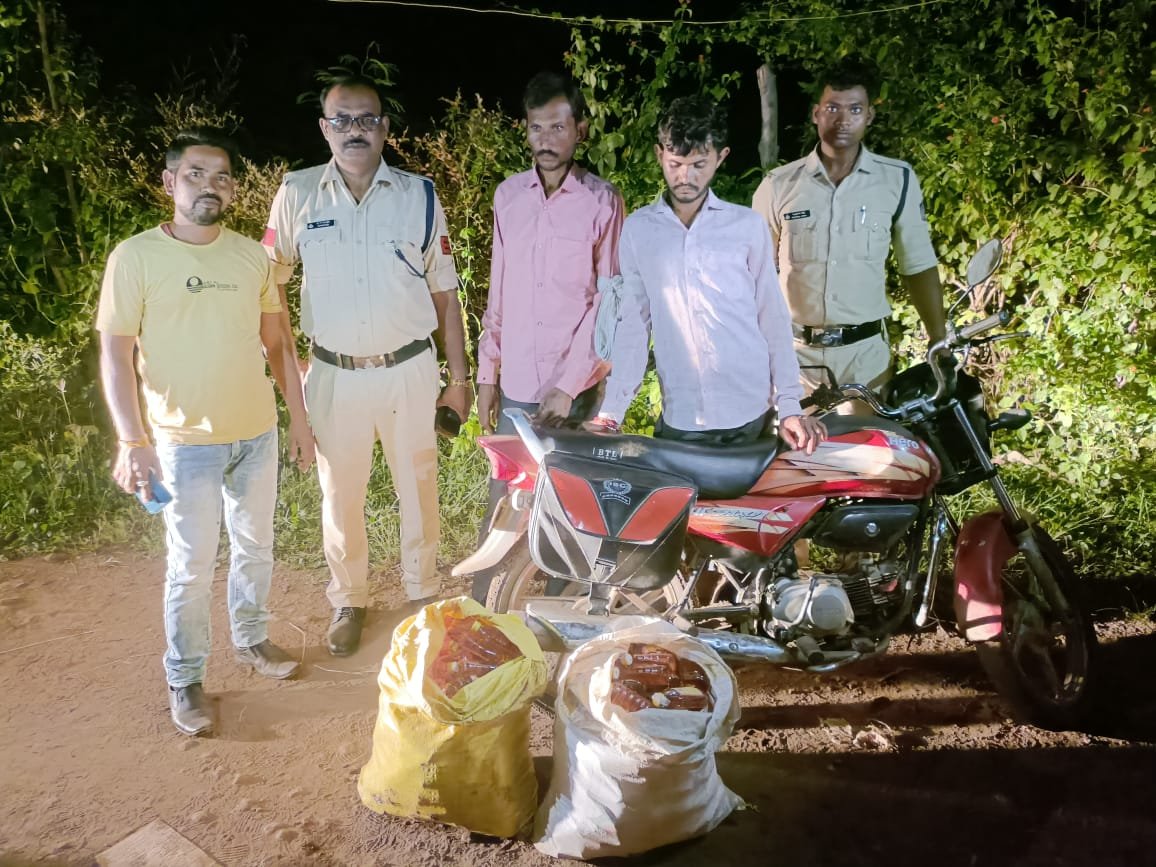मोटरसाइकिल से हजारों रुपए कीमत की अवैध शराब परिवहन करने वाले दो आरोपी गिरफ्तार 1 मोटरसाइकिल से हजारों रुपए कीमत की अवैध शराब परिवहन करने वाले दो आरोपी गिरफ्तार | New India Times