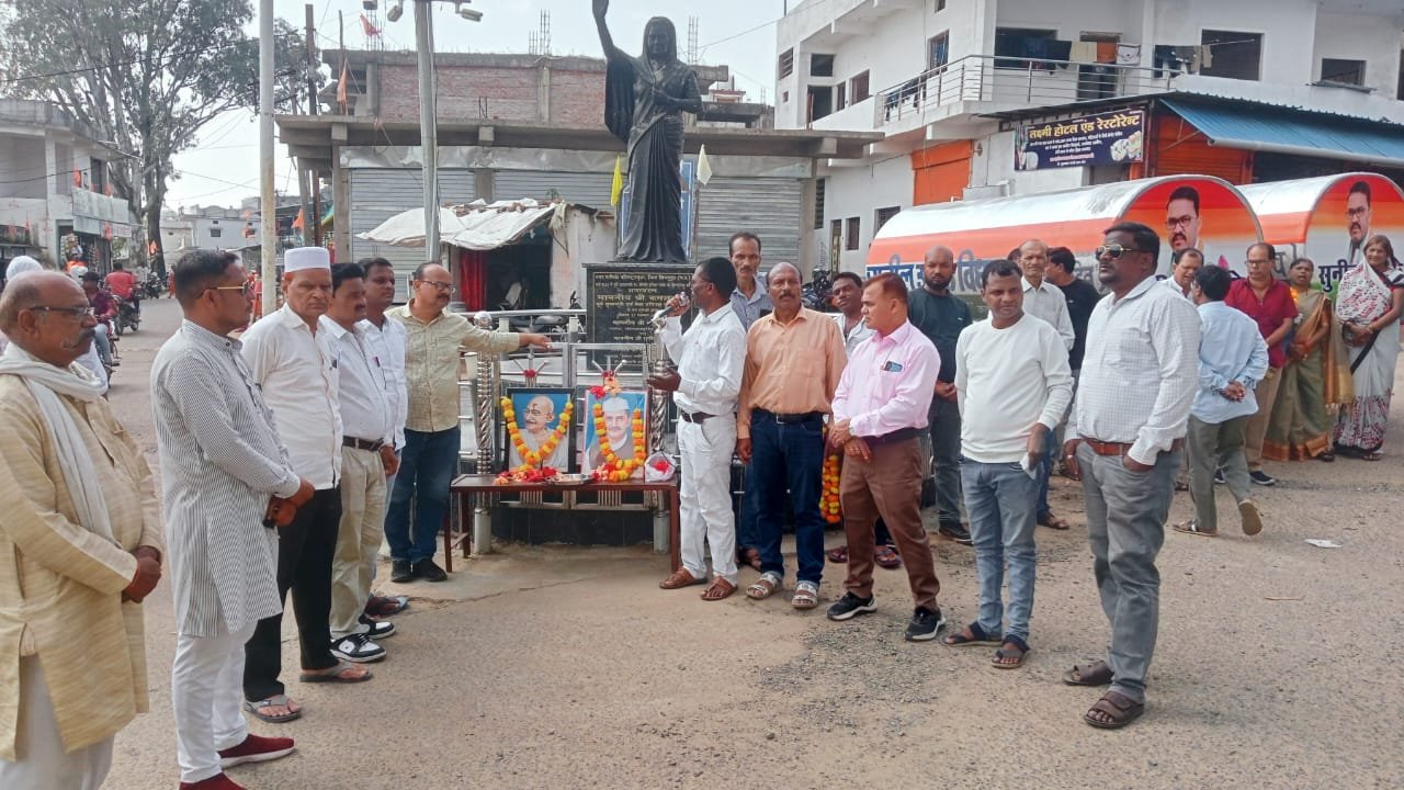 इंदिरा चौक दमुआ में कांग्रेसियों ने राष्ट्रपिता महात्मा गांधी को अर्पित किए श्रद्धा सुमन 1 इंदिरा चौक दमुआ में कांग्रेसियों ने राष्ट्रपिता महात्मा गांधी को अर्पित किए श्रद्धा सुमन | New India Times