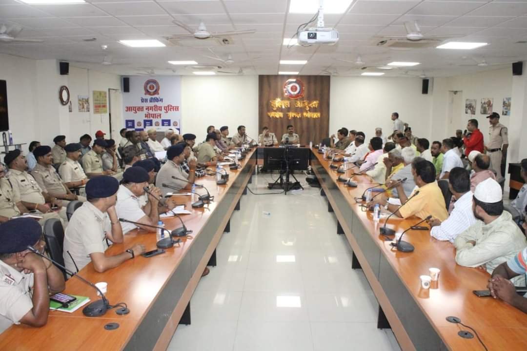 झाँकी पंडालों एवं गरबा स्थलों पर CCTV कैमरे अनिवार्य रूप से लगवाएं : पुलिस आयुक्त श्री हरिनारायणाचारी मिश्र 1 झाँकी पंडालों एवं गरबा स्थलों पर CCTV कैमरे अनिवार्य रूप से लगवाएं : पुलिस आयुक्त श्री हरिनारायणाचारी मिश्र | New India Times