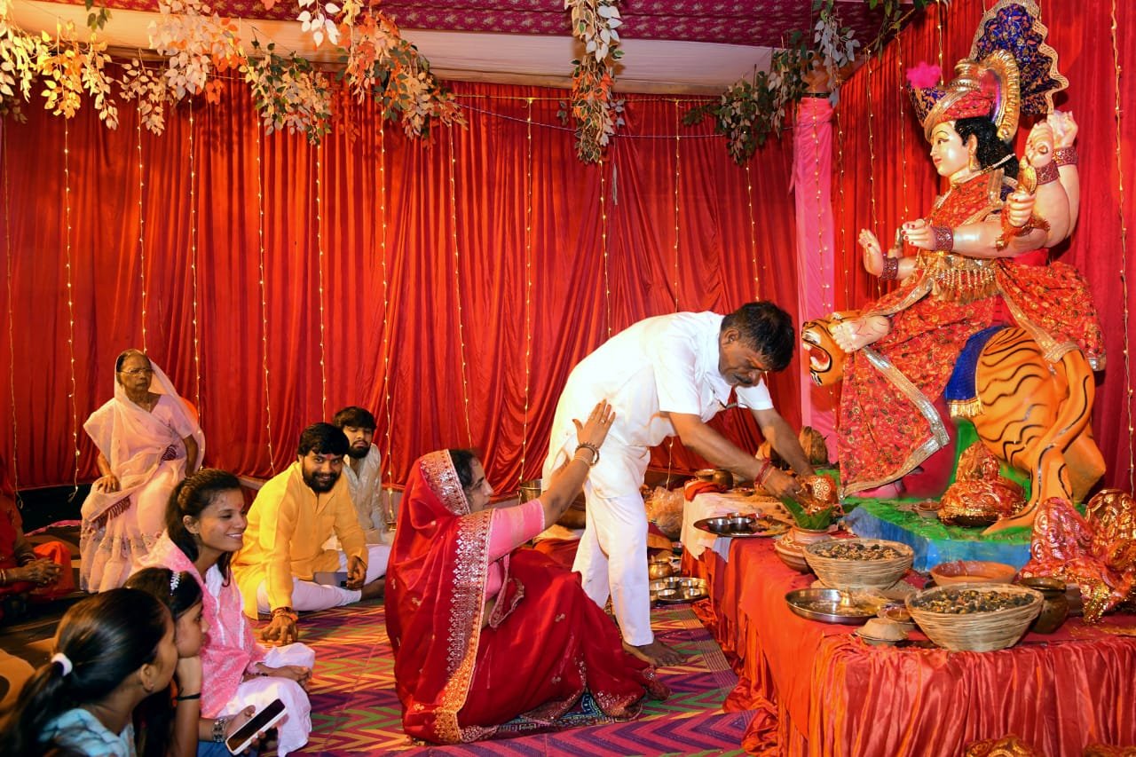 फुट तालाब में हुआ भक्ति की गौरव शाली परंपरा का प्रारंभ, पहले दिन से ही उमड़ी आस्थाएं, श्री जैन ने परिवार के साथ की महा आरती 1 फुट तालाब में हुआ भक्ति की गौरव शाली परंपरा का प्रारंभ, पहले दिन से ही उमड़ी आस्थाएं, श्री जैन ने परिवार के साथ की महा आरती | New India Times