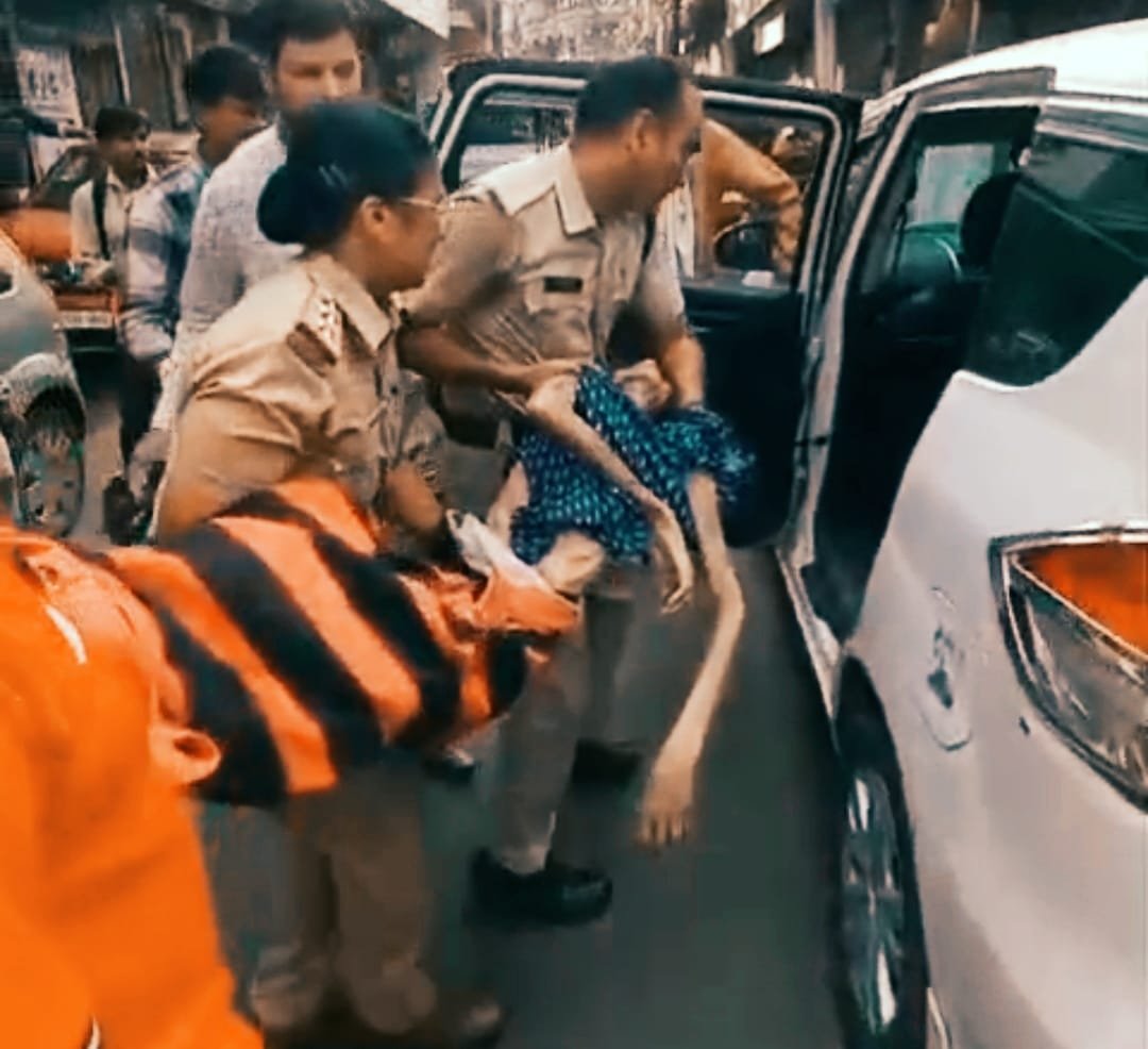 16 साल से कैद महिला को भोपाल पुलिस ने त्वरित कार्रवाई कर किया रेसक्यू, ससुराल वालों ने 2008 से नहीं मिलने दिया था मायके वालों से, घर में कर रखा था क़ैद 1 16 साल से कैद महिला को भोपाल पुलिस ने त्वरित कार्रवाई कर किया रेसक्यू, ससुराल वालों ने 2008 से नहीं मिलने दिया था मायके वालों से, घर में कर रखा था क़ैद | New India Times