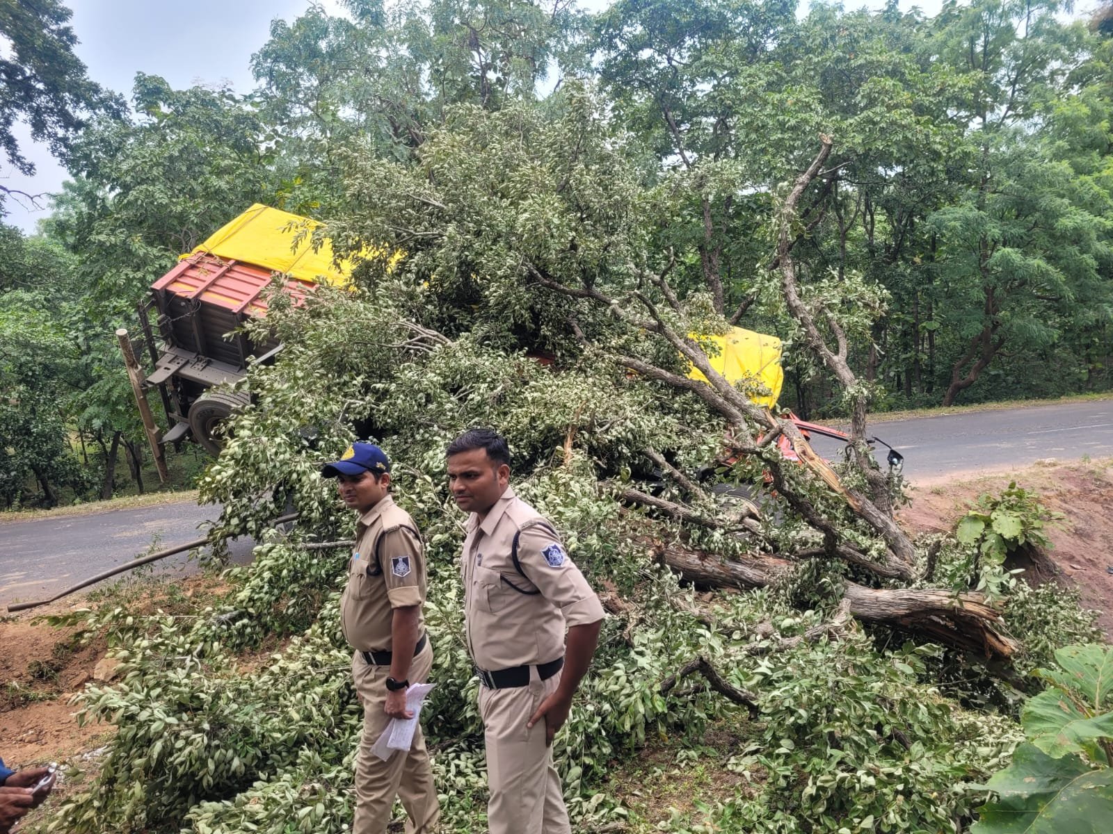 आईसर अनियंत्रित होकर पेड़ में जा घुसा, ड्राइवर की हुई दर्दनाक मौत, मौके पर पहुंची पुलिस | New India Times