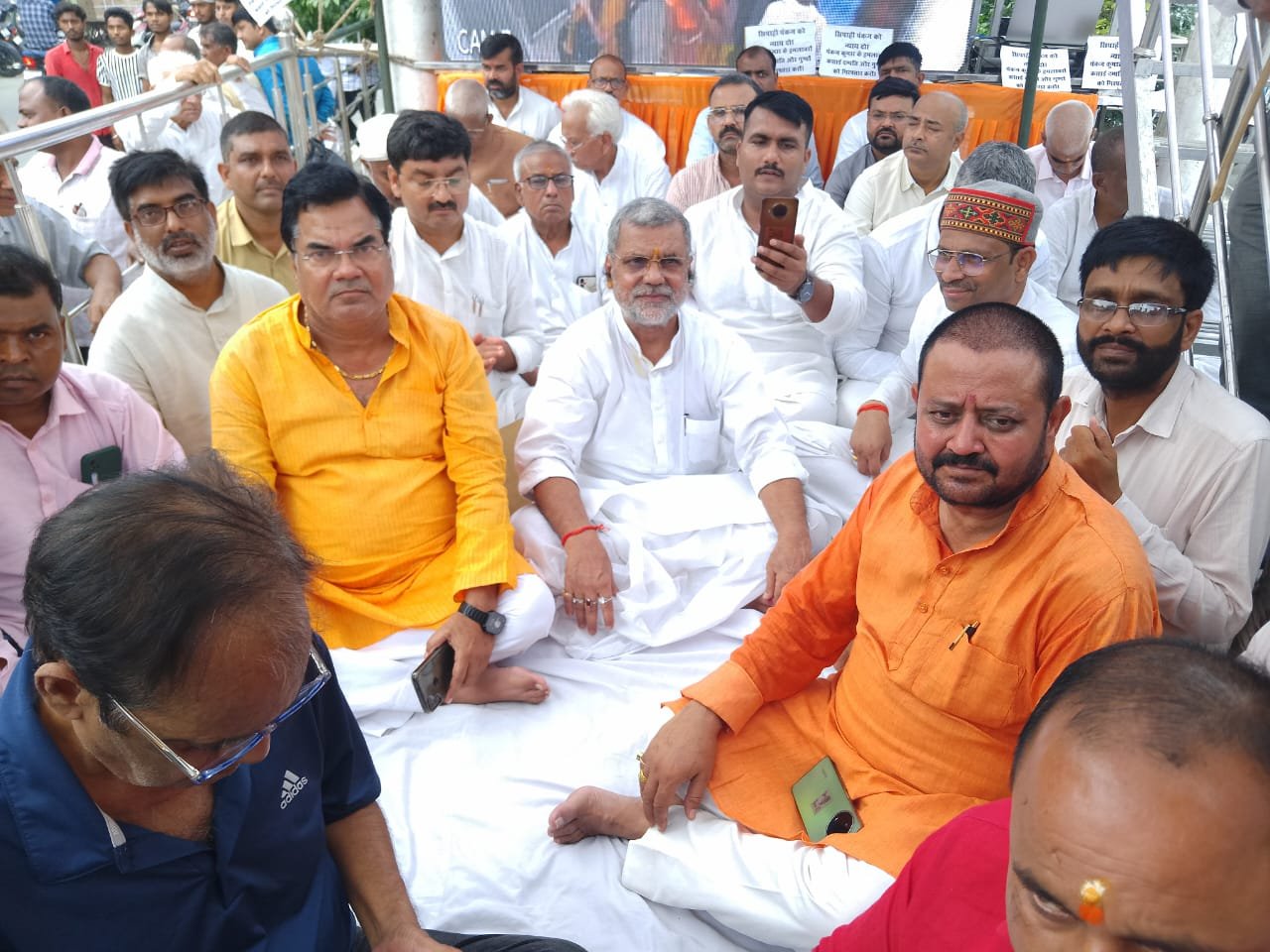 एमएलसी देवेंद्र प्रताप सिंह ने&nbsp; दिया अन्याय के खिलाफ धरना | New India Times