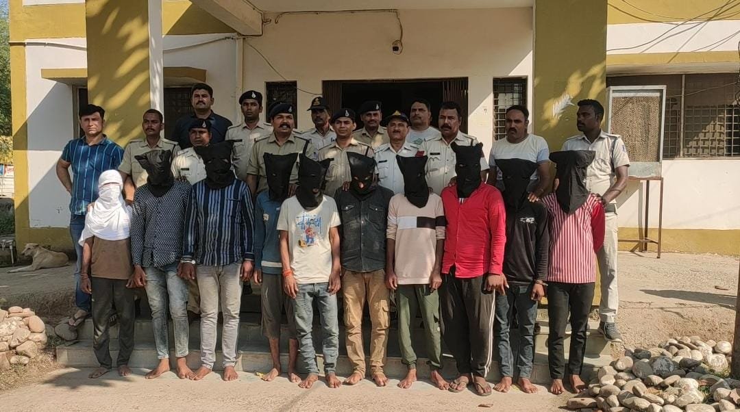 पन्ना पुलिस द्वारा मोटरसाइकिल चोर गिरोह के 10 सक्रिय सदस्यों को किया गया गिरफ्तार, आरोपियों के कब्जे से चोरी की गई 51 मोटर साइकिल बरामद 1 पन्ना पुलिस द्वारा मोटरसाइकिल चोर गिरोह के 10 सक्रिय सदस्यों को किया गया गिरफ्तार, आरोपियों के कब्जे से चोरी की गई 51 मोटर साइकिल बरामद | New India Times