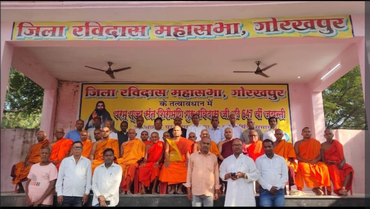 दस दिवसीय धम्म प्रशिक्षण शिविर के समापन पर बौद्ध भिक्षु जी०एस० थाहा को चिमनी वस्त्र पहना करके उनका किया गया स्वागत | New India Times