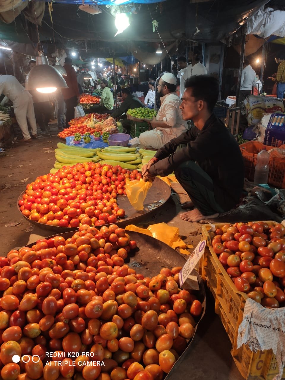 भोपाल नादरा सब्जी मंडी नव बहार के अंदर अतिक्रमण के कारण लोगों को चलने में हो रही है परेशानी 1 भोपाल नादरा सब्जी मंडी नव बहार के अंदर अतिक्रमण के कारण लोगों को चलने में हो रही है परेशानी | New India Times