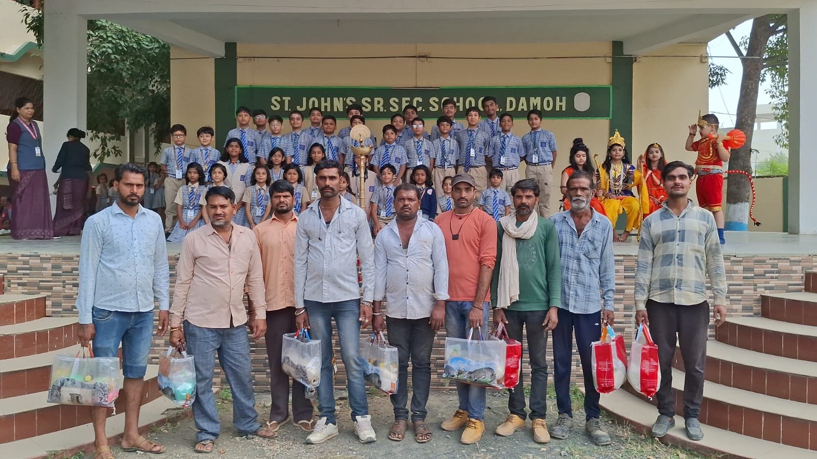 स्कूली बच्चों ने दिखाया बड़ा दिल, दीपावली पर्व पर ज़रूरतमंदों को बांटा राशन किट, सेंटजान्स स्कूल के बच्चों ने की ग़रीबों की मदद 1 स्कूली बच्चों ने दिखाया बड़ा दिल, दीपावली पर्व पर ज़रूरतमंदों को बांटा राशन किट, सेंटजान्स स्कूल के बच्चों ने की ग़रीबों की मदद | New India Times