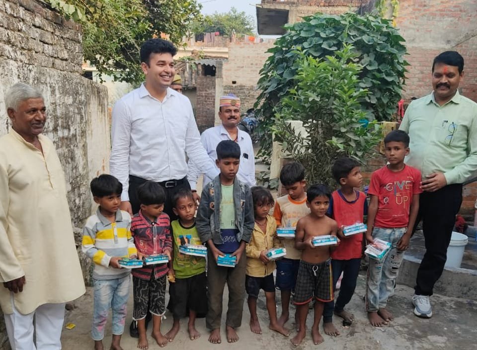एसडीएम तहसीलदार ने दलित बस्ती के बच्चों को दी मिठाइयां 1 एसडीएम तहसीलदार ने दलित बस्ती के बच्चों को दी मिठाइयां | New India Times