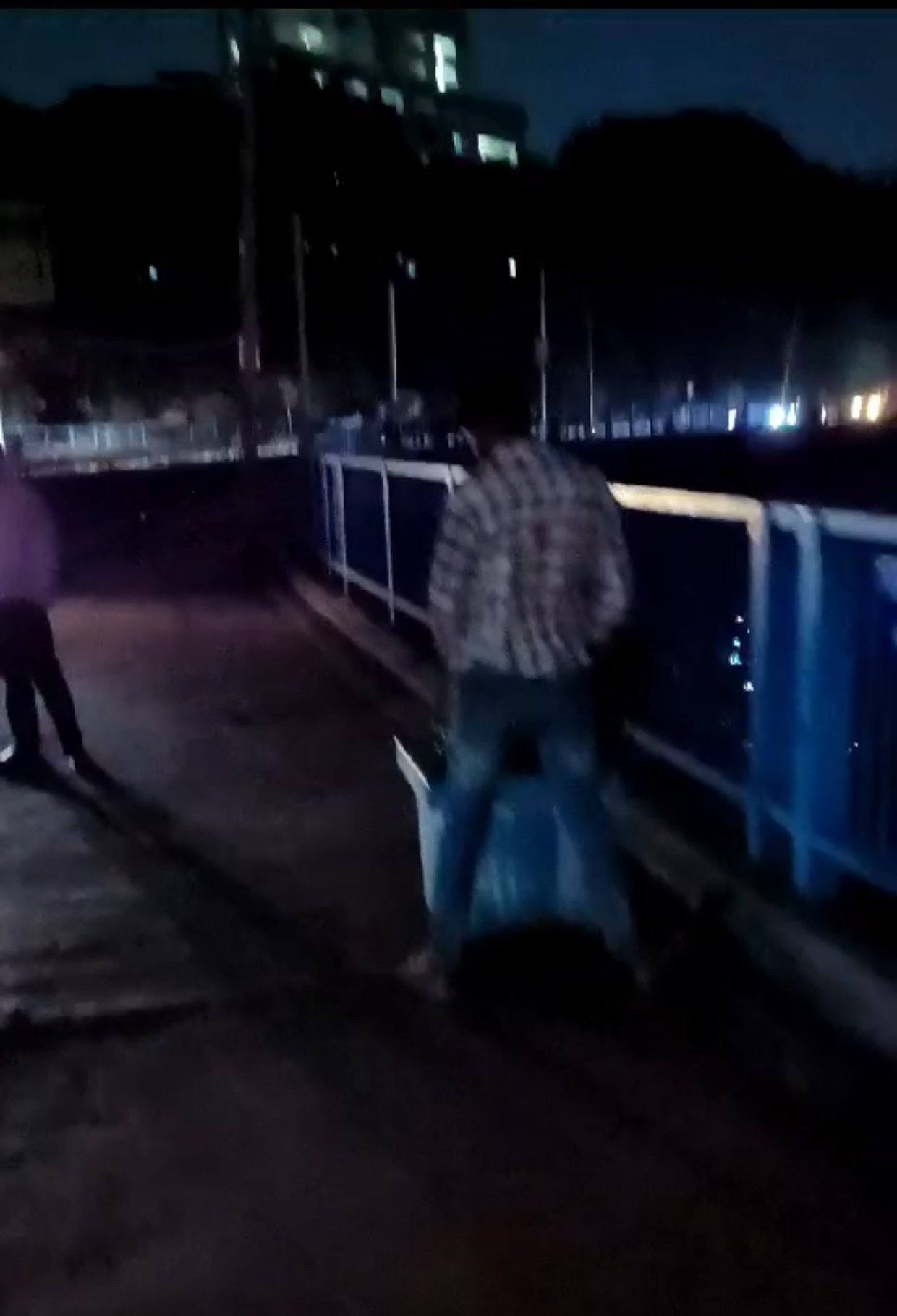 भोपाल के वीआईपी रोड पर रखे गमले में पेशाब करने वाले युवक को कोहेफिजा पुलिस कर रही है तलाश | New India Times