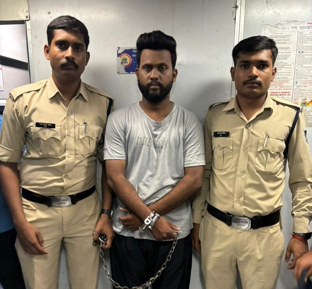 7-8 साल से मैसेज व कॉल के माध्यम से महिला को परेशान करने व उसका पीछा कर छेड़छाड़ का कृत्य करने वाले आरोपी को गणपति नाका पुलिस ने किया गिरफ्तार 2 7-8 साल से मैसेज व कॉल के माध्यम से महिला को परेशान करने व उसका पीछा कर छेड़छाड़ का कृत्य करने वाले आरोपी को गणपति नाका पुलिस ने किया गिरफ्तार | New India Times