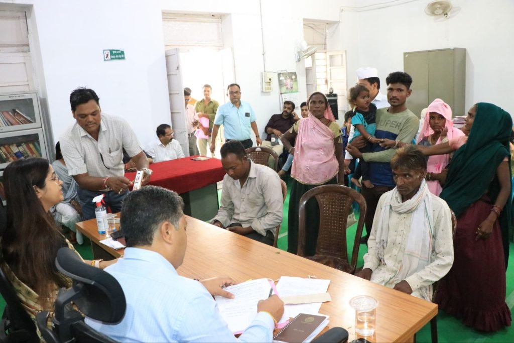 कलेक्टर द्वारा जनसुनवाई में प्राप्त आवेदनों के तत्काल निराकरण के दिए निर्देश 2 कलेक्टर द्वारा जनसुनवाई में प्राप्त आवेदनों के तत्काल निराकरण के दिए निर्देश | New India Times