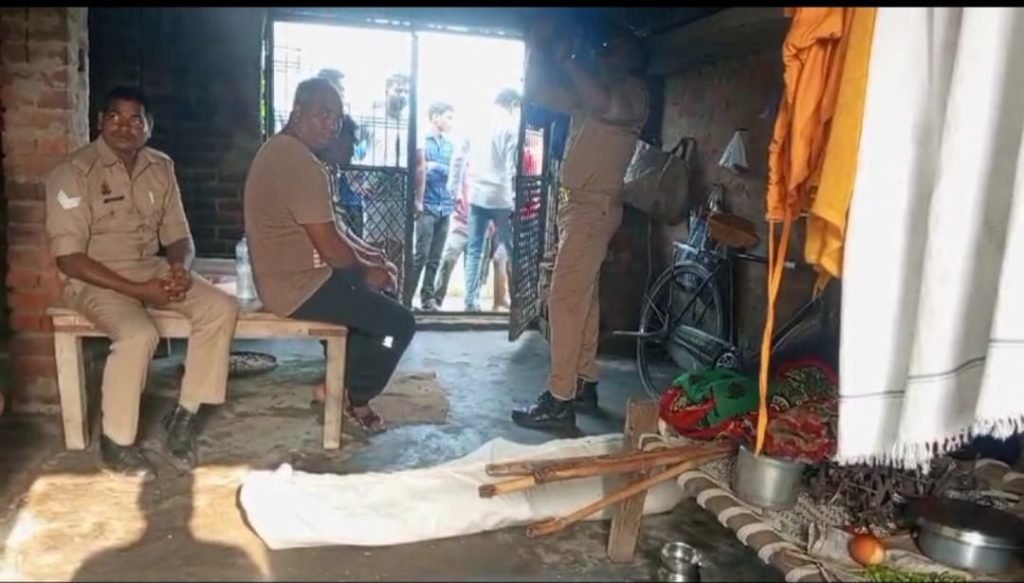 संदिग्ध परिस्थितियों में फंदे से लटकती मिली एक युवक की लाश, क्षेत्र में फैली सनसनी 2 संदिग्ध परिस्थितियों में फंदे से लटकती मिली एक युवक की लाश, क्षेत्र में फैली सनसनी | New India Times