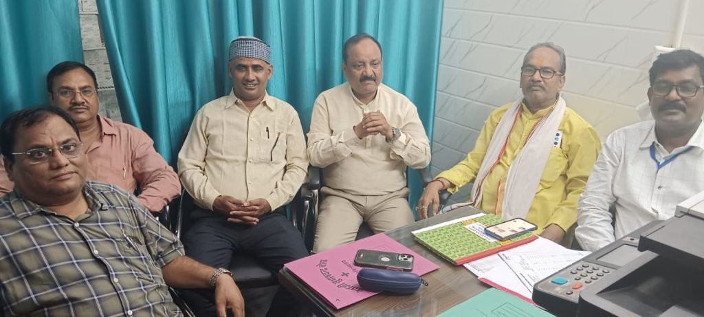 जिला चिकित्सालय में हुई राज्य कर्मचारी संयुक्त परिषद की बैठक 2 जिला चिकित्सालय में हुई राज्य कर्मचारी संयुक्त परिषद की बैठक | New India Times