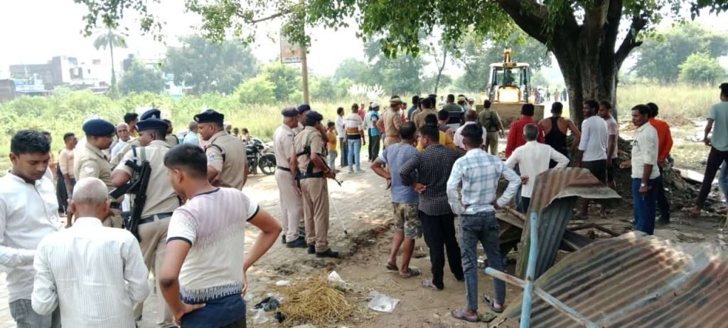 रेलवे ने बुलडोजर चलाकर हटाया अतिक्रमण 2 रेलवे ने बुलडोजर चलाकर हटाया अतिक्रमण | New India Times