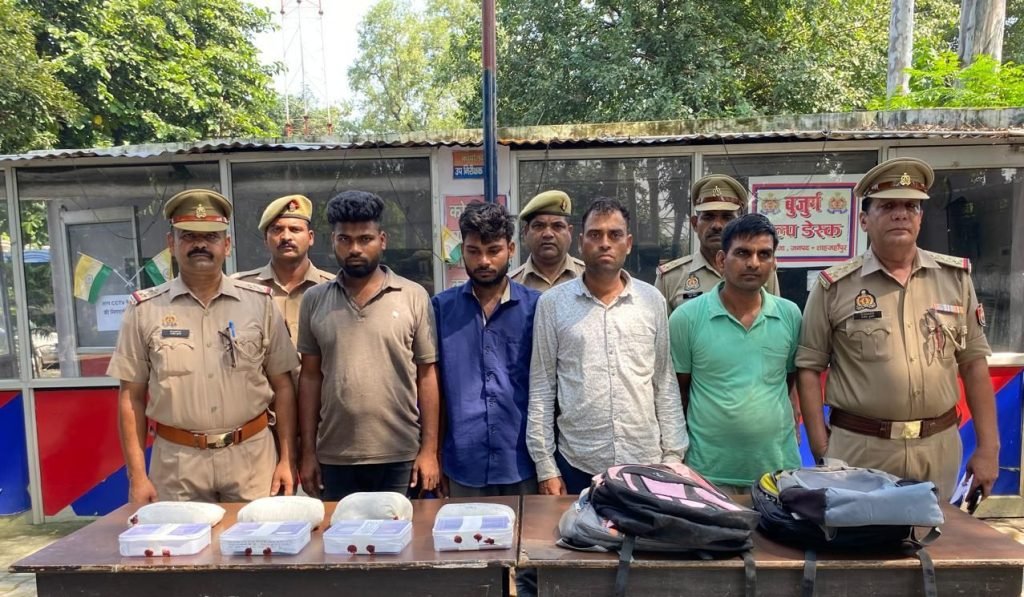 झारखंड राज्य के तीन तस्कर सहित चार गिरफ्तार, एसओजी, थाना रोजा पुलिस ने 25 लख रुपए की अफीम की बरामद 2 झारखंड राज्य के तीन तस्कर सहित चार गिरफ्तार, एसओजी, थाना रोजा पुलिस ने 25 लख रुपए की अफीम की बरामद | New India Times