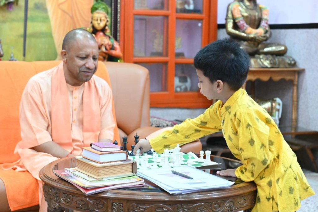 शह और मात पर मुख्यमंत्री ने लिटिल चैम्प से खूब की बात, सबसे कम उम्र के फीडे रेटेड खिलाड़ी कुशाग्र के साथ शतरंज खेल सीएम योगी ने बढ़ाया उत्साह 2 शह और मात पर मुख्यमंत्री ने लिटिल चैम्प से खूब की बात, सबसे कम उम्र के फीडे रेटेड खिलाड़ी कुशाग्र के साथ शतरंज खेल सीएम योगी ने बढ़ाया उत्साह | New India Times