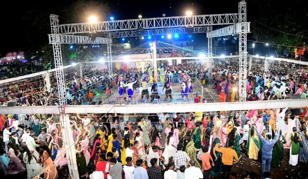 फुट तालाब मुख्य गरबा पंडाल तक नहीं पहुंच पाए कई लोग, अभी तक के सारे रिकॉर्ड तोड़े अपार भीड़ उमड़ी | New India Times