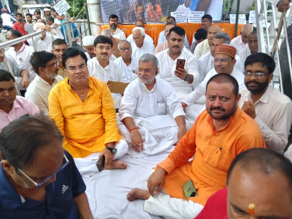 एमएलसी देवेंद्र प्रताप सिंह ने&nbsp; दिया अन्याय के खिलाफ धरना | New India Times