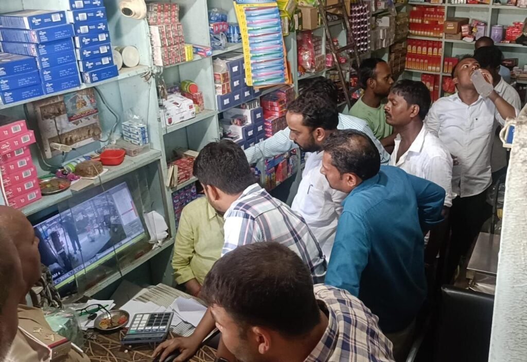 इटवा कस्बे में हुई दो बड़ी चोरी से व्यापारी और नागरिक चिंतित, चोर पुलिस की पकड़ से अभी भी दूर 2 इटवा कस्बे में हुई दो बड़ी चोरी से व्यापारी और नागरिक चिंतित, चोर पुलिस की पकड़ से अभी भी दूर | New India Times