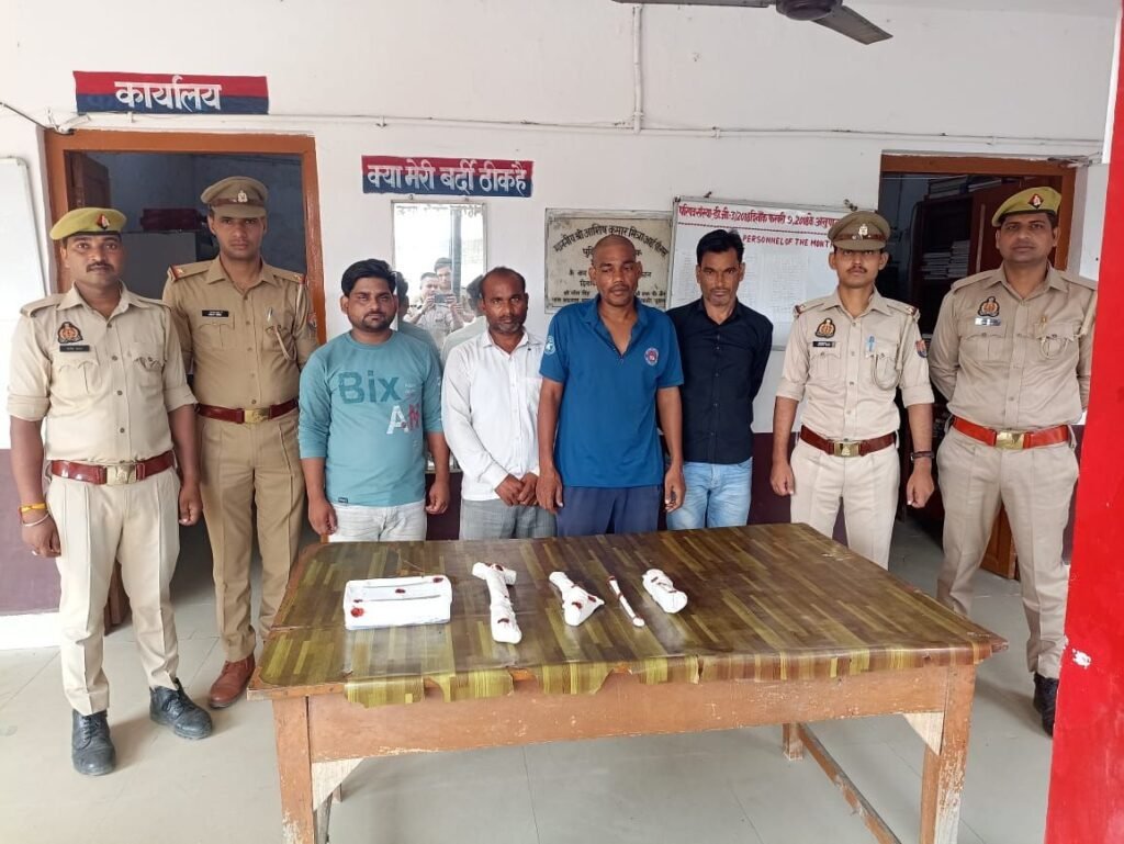 पुलिस ने चोरी का योजना बनते चार शातिर चोर को किया गिरफ्तार, चोरी के जेवर बरामद 2 पुलिस ने चोरी का योजना बनते चार शातिर चोर को किया गिरफ्तार, चोरी के जेवर बरामद | New India Times