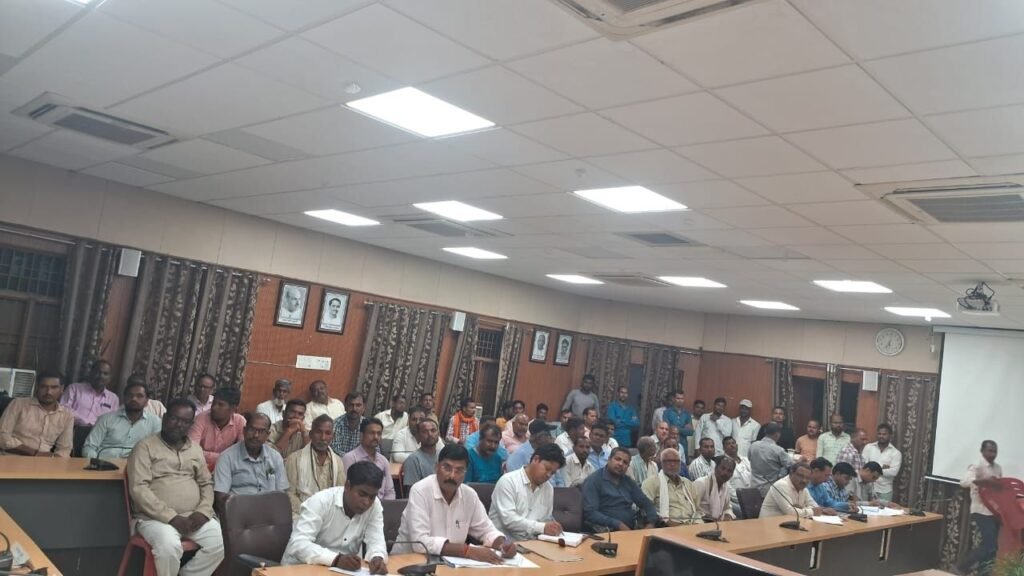 फसल अवशेष प्रबंधन योजनान्तर्गत जनपद के कम्बाइन धारकों के साथ जिलाधिकारी श्री डा0 राजा गणपति आर0 की अध्यक्षता एवं मुख्य विकास अधिकारी श्री जयेन्द्र कुमार की उपस्थिति में कलेक्ट्रेट सभागार में हुई सम्पन्न 3 फसल अवशेष प्रबंधन योजनान्तर्गत जनपद के कम्बाइन धारकों के साथ जिलाधिकारी श्री डा0 राजा गणपति आर0 की अध्यक्षता एवं मुख्य विकास अधिकारी श्री जयेन्द्र कुमार की उपस्थिति में कलेक्ट्रेट सभागार में हुई सम्पन्न | New India Times