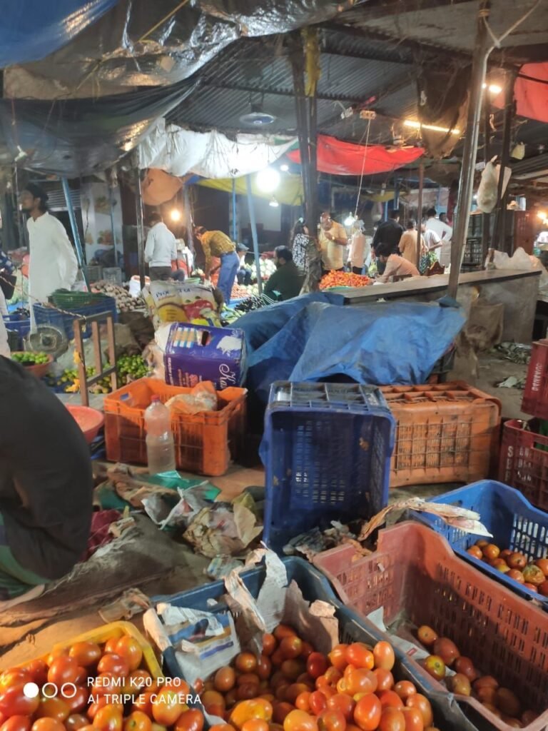 भोपाल नादरा सब्जी मंडी नव बहार के अंदर अतिक्रमण के कारण लोगों को चलने में हो रही है परेशानी 2 भोपाल नादरा सब्जी मंडी नव बहार के अंदर अतिक्रमण के कारण लोगों को चलने में हो रही है परेशानी | New India Times