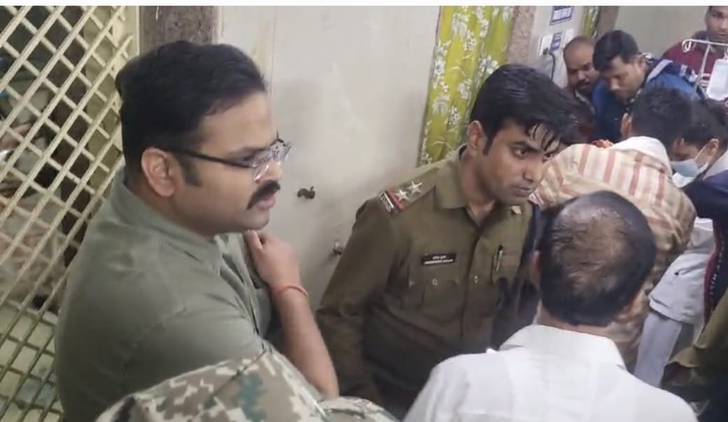 बांदकपुर रेलवे स्टेशन पर ट्रेन की टक्कर से घायल चौकी प्रभारी और हंड्रेड डायल पायलट खतरे से बाहर, जबलपुर में इलाज जारी 1 बांदकपुर रेलवे स्टेशन पर ट्रेन की टक्कर से घायल चौकी प्रभारी और हंड्रेड डायल पायलट खतरे से बाहर, जबलपुर में इलाज जारी | New India Times