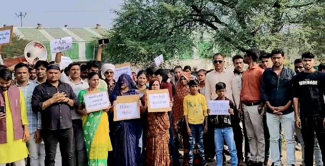 हटा अस्पताल की स्वास्थ्य सेवाओं में लापरवाही से परेशान लोग सड़कों पर उतरे हाथों में काले झंडे लेकर 1 हटा अस्पताल की स्वास्थ्य सेवाओं में लापरवाही से परेशान लोग सड़कों पर उतरे हाथों में काले झंडे लेकर | New India Times